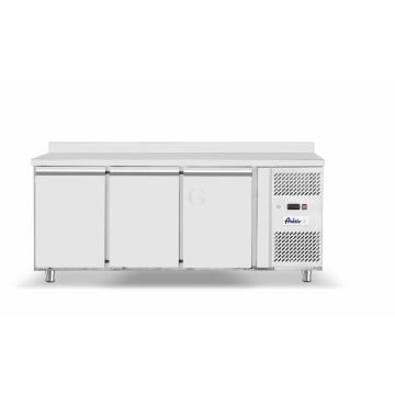 Hendi Kühltisch, dreitürig Profi Line 420 L, GN 1/1, -2 / 8 ˚C, 230 V / 0,4 kW, R290, 1795 x 700 x (H) 850 mm