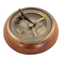 SeaClub Sonnenuhr-Kompass auf Holzsockel Hauptansicht