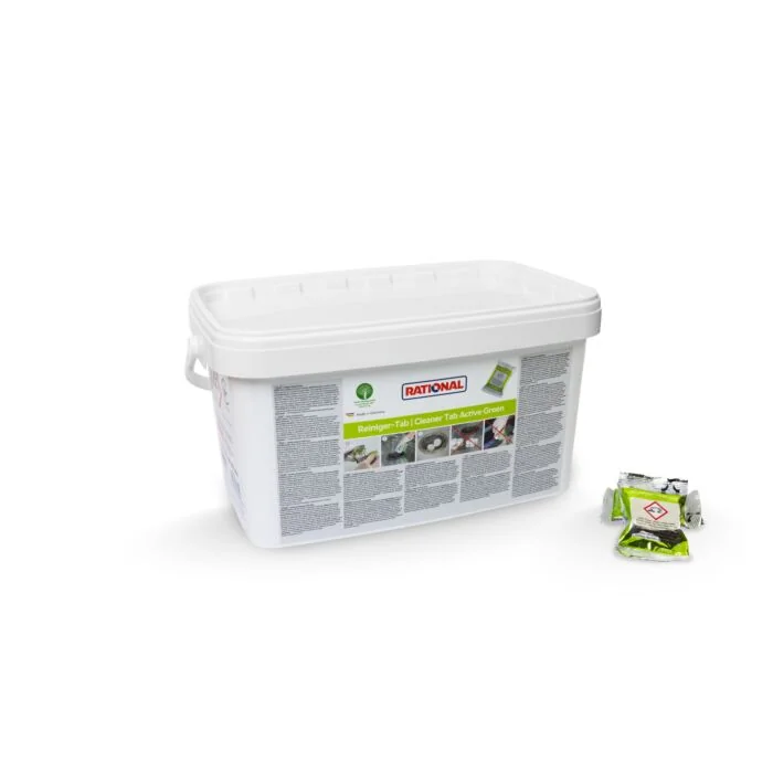 RATIONAL Reiniger-Tab Active Green im weißen Kunststoffeimer mit Deckel, daneben zwei einzelne grüne Reinigertabletten in Folienbeuteln
