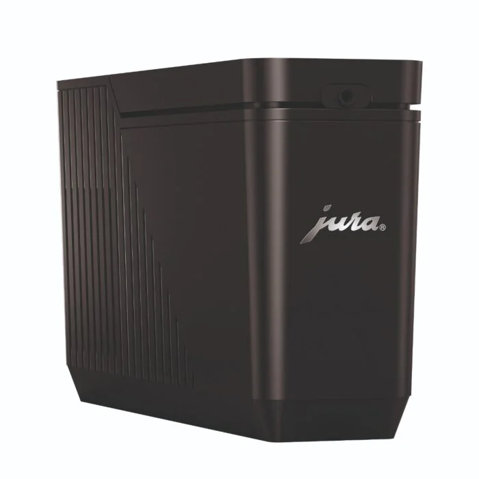 JURA Cool Control Slim Milchkühler in Schwarz mit vertikalen Rillen und silbernem Logo, Ansicht von schräg vorne