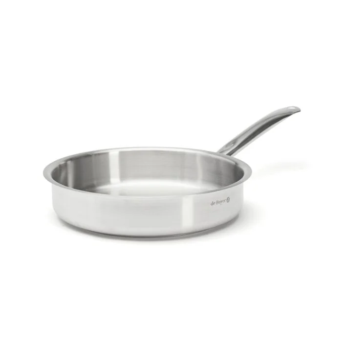 De Buyer Sauteuse Gerade Prim Appety 28 cm aus poliertem Edelstahl, Schrägansicht mit langem Metallgriff