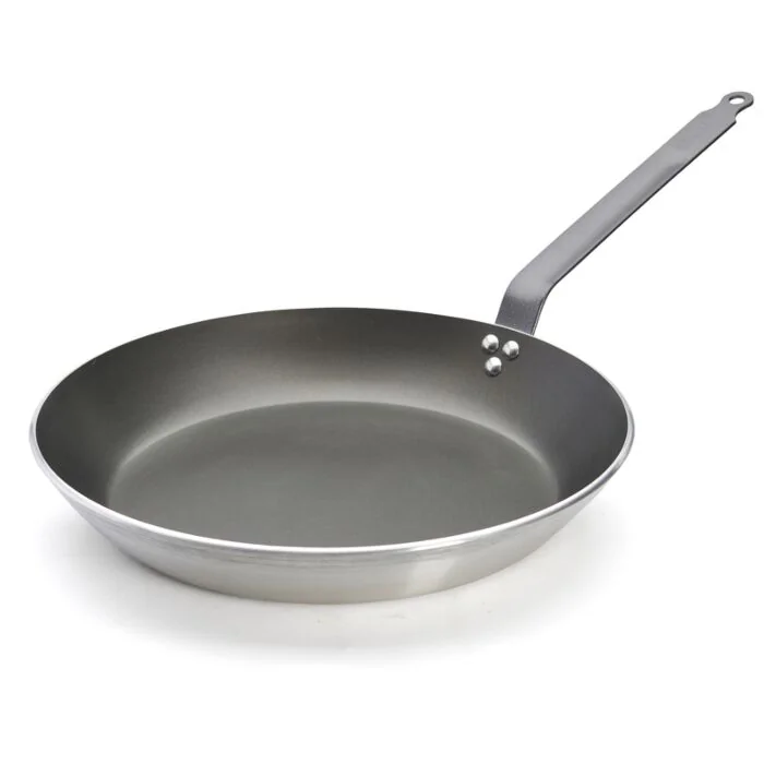 De Buyer Bratpfanne aus Aluminium mit dunkler Antihaftbeschichtung und langem Eisengriff, Ø 40 cm, Schrägansicht