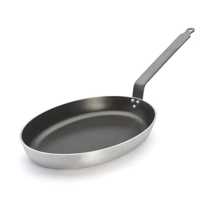 Ovale De Buyer Fischpfanne Choc 40 cm aus Aluminium, schräg von oben, dunkle Antihaftbeschichtung, langer Eisengriff mit Lochöse