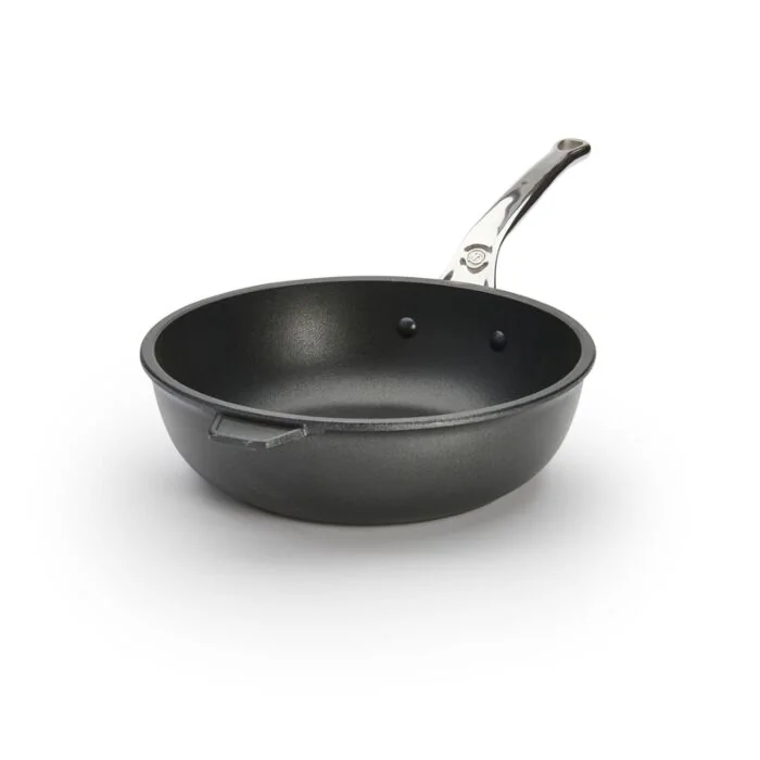 De Buyer Sauteuse Choc Extreme Ø 24cm, schwarze Antihaftpfanne mit hohem Rand und silbernem Edelstahlgriff, Schrägansicht