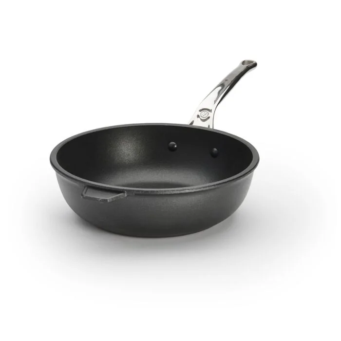 De Buyer Choc Extreme Sauteuse Ø 28cm in Schwarz, schräge Aufsicht, mit silbernem Edelstahlgriff und hohem Rand