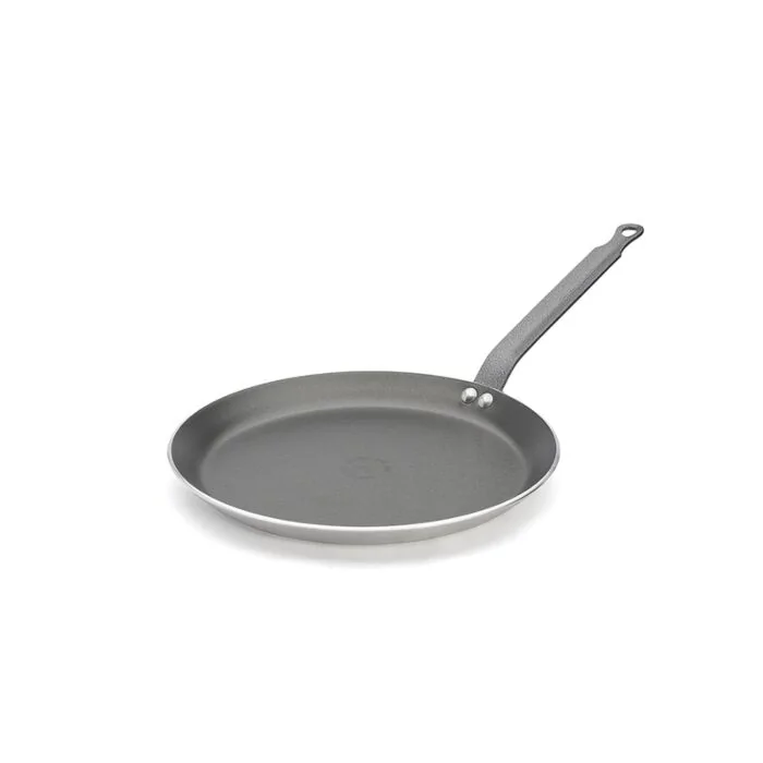 De Buyer Crepe-Pfanne Choc Resto Ø 26cm von schräg oben, flacher Boden mit grauer Antihaftbeschichtung, langer Gusseisenstiel