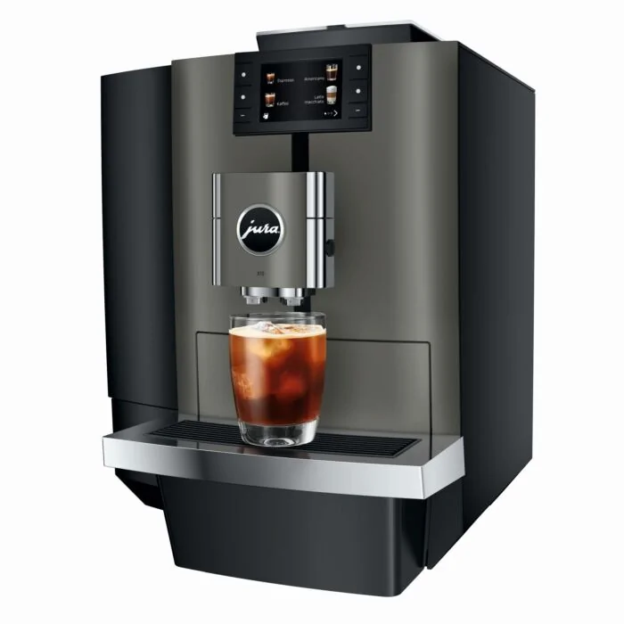 JURA X10 Dark Inox Kaffeevollautomat in Schrägansicht mit Farbdisplay und einem Glas Iced Coffee auf der Abtropfschale