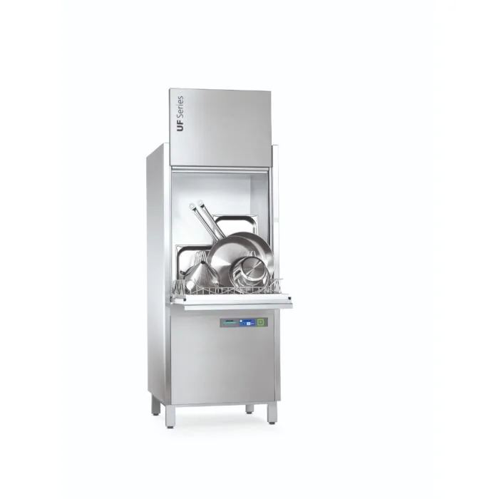 Winterhalter Gerätespülmaschine UF-L aus Edelstahl, geöffnet mit Töpfen, Pfannen und GN-Behältern im Einschubkorb, Schrägansicht