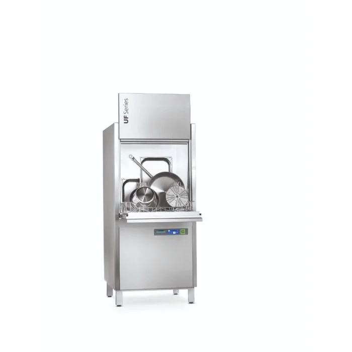 Winterhalter Gerätespülmaschine UF-M aus Edelstahl, geöffnet mit eingelegten Töpfen, Pfannen und GN-Behältern in der Spülkammer