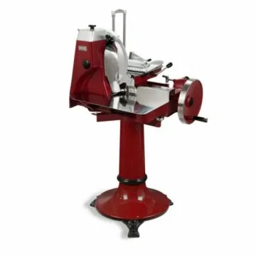 ADE Aufschnittmaschine Prosciutto 300 – manuelle Schwungrad-Maschine in dunkelrotem Design, Frontansicht