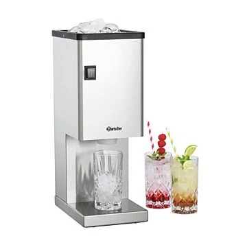 Bartscher Eiscrusher 300 in Edelstahl mit Eiswürfeln und drei dekorierten Cocktailgläsern auf weißem Hintergrund