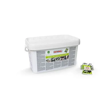 RATIONAL Reiniger-Tab Active Green im weißen Kunststoffeimer mit Deckel, daneben zwei einzelne grüne Reinigertabletten in Folienbeuteln