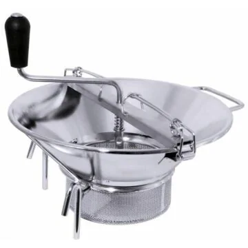 Contacto Passiergerät 6 l aus Edelstahl mit schwarzem Drehgriff, rundem Siebeboden und Stützfüßen, Schrägansicht