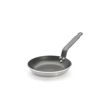 De Buyer Bratpfanne Aluminium Antihaft Ø 20 cm, Schrägansicht, dunkle Innenbeschichtung, silberner Außenrand, langer schwarzer Eisengriff