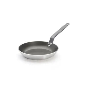 De Buyer Bratpfanne Aluminium Antihaft Ø 24 cm von schräg oben, silberner Außenrand, dunkle Innenbeschichtung, grauer Eisengriff