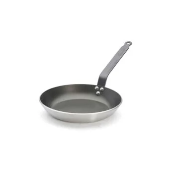 De Buyer Bratpfanne Aluminium Antihaft Ø 26 cm in Schrägansicht, dunkle Innenbeschichtung, genieteter flacher Stahlgriff mit Aufhängeloch
