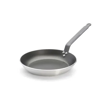 De Buyer Bratpfanne Aluminium Antihaft Ø 28 cm in Schrägansicht: dunkle Innenbeschichtung, silberner Außenrand, genieter Eisengriff