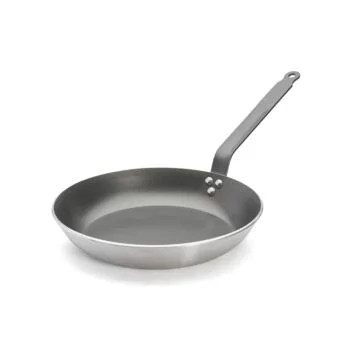 De Buyer Bratpfanne Aluminium Antihaft Ø 30 cm in Schrägansicht, dunkelgraue Antihaftfläche, genieteter Eisenstiel mit Aufhängeloch