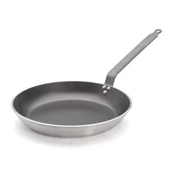De Buyer Bratpfanne Aluminium Antihaft Ø 36 cm in Schrägansicht, dunkle Innenbeschichtung, langer genieter Eisengriff mit Aufhängeloch