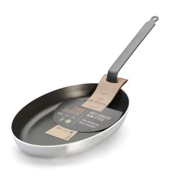 De Buyer Choc Classic ovale Fischpfanne 36 cm mit schwarzer Antihaftbeschichtung, silbernem Aluminiumrand und langem grauen Griff, Schrägansicht