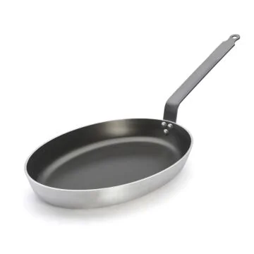 Ovale De Buyer Fischpfanne Choc 40 cm aus Aluminium, schräg von oben, dunkle Antihaftbeschichtung, langer Eisengriff mit Lochöse