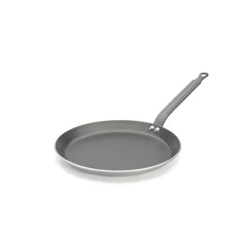 De Buyer Crepe-Pfanne Choc Resto Ø 26cm von schräg oben, flacher Boden mit grauer Antihaftbeschichtung, langer Gusseisenstiel