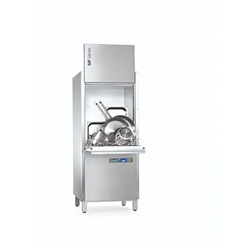 Winterhalter Gerätespülmaschine UF-L aus Edelstahl, geöffnet mit Töpfen, Pfannen und GN-Behältern im Einschubkorb, Schrägansicht