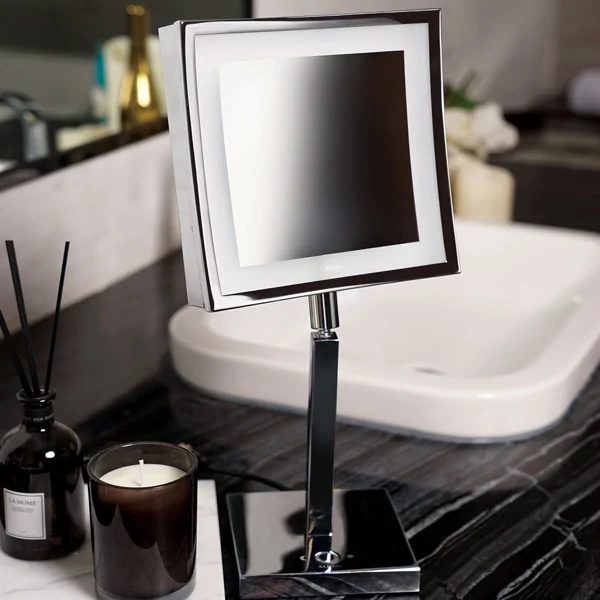 Aliseo Kosmetikspiegel in einem Hotelbadezimmer