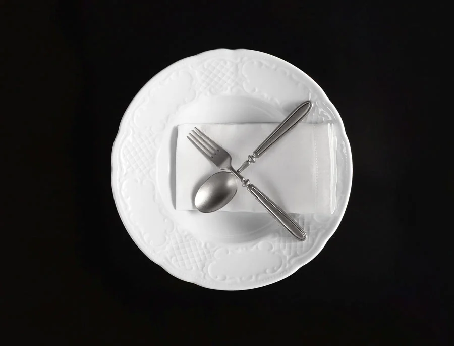 Seltmann Weiden Salzburg Porzellan auf schwarzem Hintergrund – Elegantes Hotelporzellan in zeitlosem Design