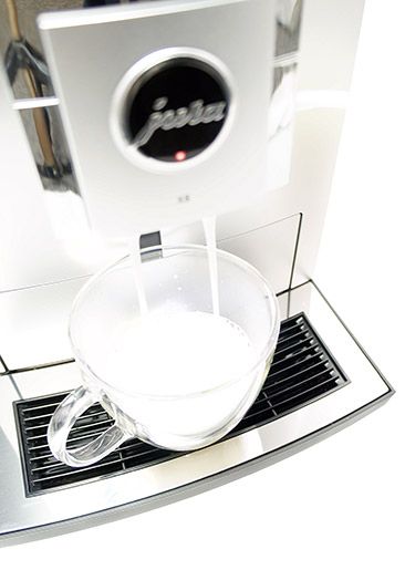 Milchschaum mit der JURA X8 Platin